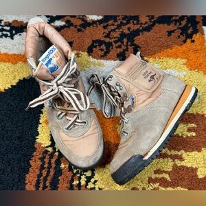 VINTAGE, KANGAROOS, hiking boots with zipper pockets!!